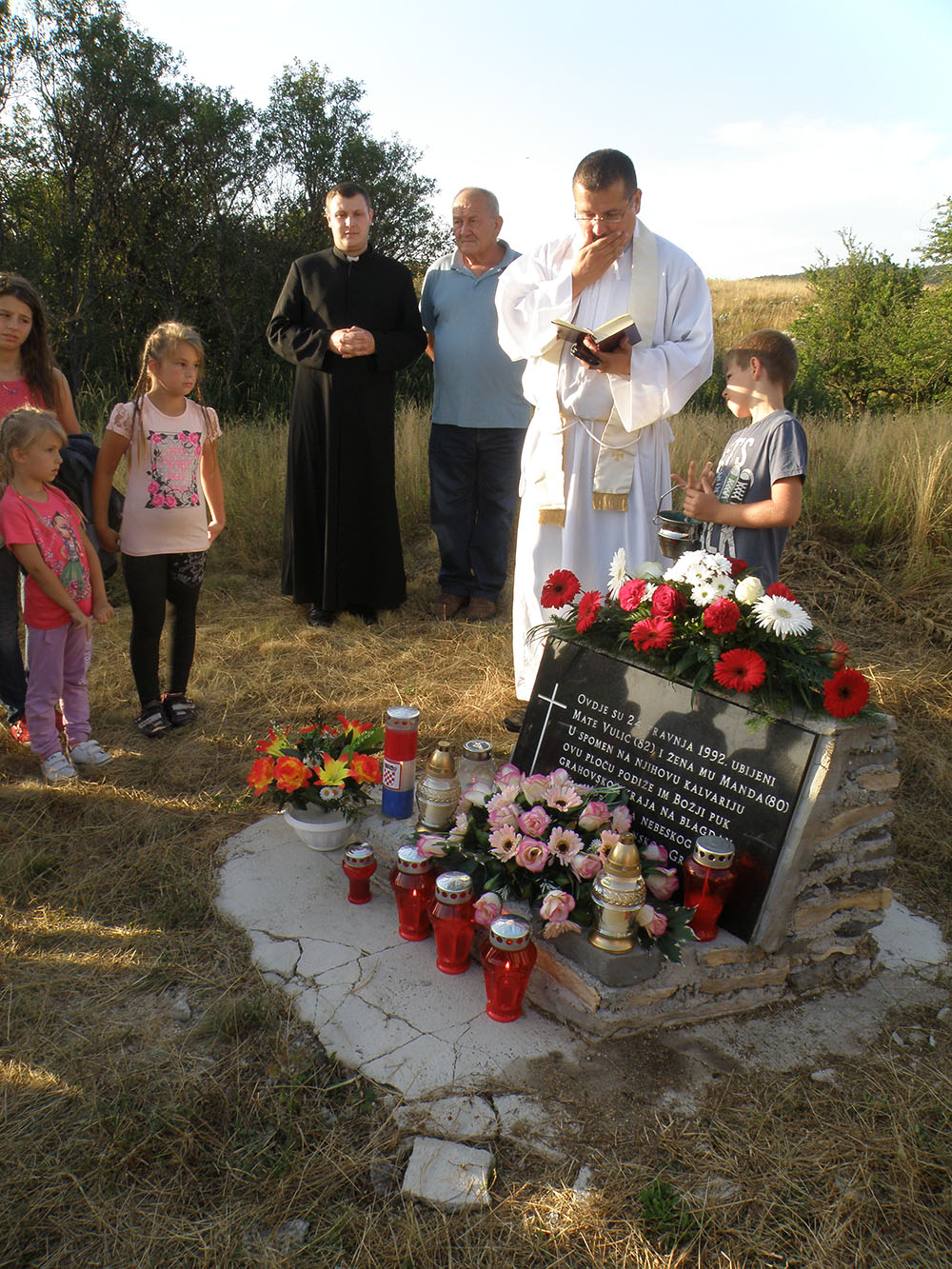 2. Molitva pred spomen pločom za pok. Mandu i Matu Vulića
